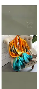 Dettaglio della stampa artistica con pavone e fiori su foulard in raso di seta liscia