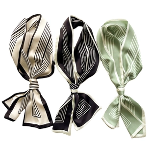 Tre eleganti sciarpe di seta a righe in beige, nero e verde salvia per acconciature moderne