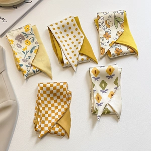 Lot de cinq foulards en soie à fleurs et pois dans les tons jaune et crème