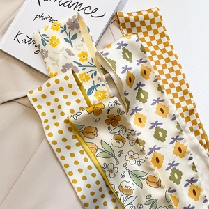 Détails de foulards en soie colorés aux motifs floraux et à pois pour cou et cheveux