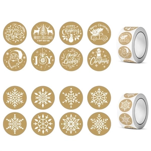 Détail d'autocollants de Noël ronds en kraft avec motifs de flocons et Père Noël