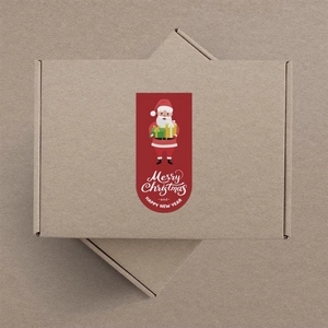 Détail d'autocollant Père Noël rouge sur boîte kraft avec texte Merry Christmas