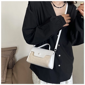 Détails du mélange de cuir blanc et texture tressée sur un mini sac bandoulière