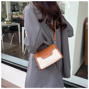 Sac bandoulière marron en similicuir avec détail tissé beige sur blazer gris