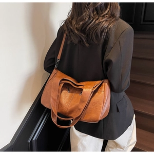 Mannequin portant un grand sac cabas marron en cuir avec bandoulière réglable
