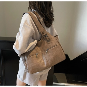 Vue détaillée du grand sac cabas marron avec cuir grainé et poches zippées pratiques