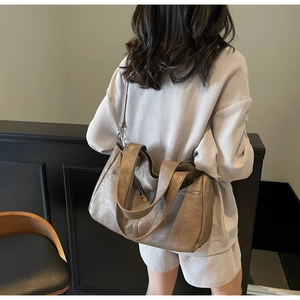 Sac fourre-tout marron porté en bandoulière pour un style quotidien et décontracté