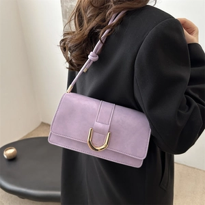 Sac à épaule en cuir violet de style français avec boucle en U dorée et blazer noir chic