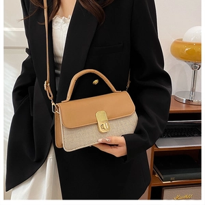 Détail du sac à main bicolore rétro avec texture tissée et fermoir doré chic