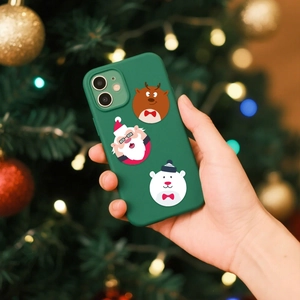 Coque iPhone en silicone vert avec motifs de Noël festifs sur fond de sapin décoré