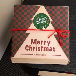 Boîte cadeau de Noël avec motif à carreaux rouge et vert et autocollant rond Joyeux Noël