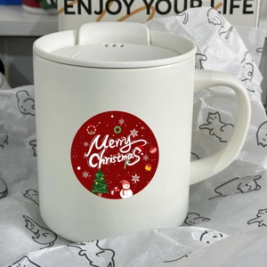 Mug de Noël en céramique blanche avec couvercle et motif festif de sapin et bonhomme de neige