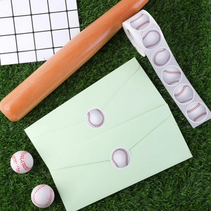 Dettaglio di adesivi a tema baseball per buste su erba verde con piccoli oggetti sportivi