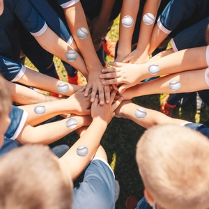 Tatuaggio temporaneo da baseball sull'avambraccio di un bambino con squadra sportiva
