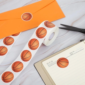 Dettaglio di adesivi rotondi a tema basket per decorare buste da lettere e confezioni regalo