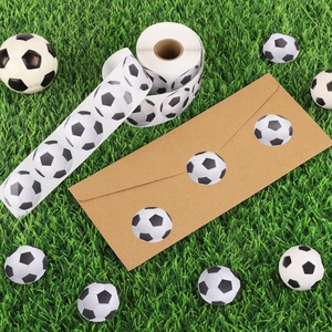 Adesivi con motivo calcio e mini palloni in schiuma su erba sintetica verde