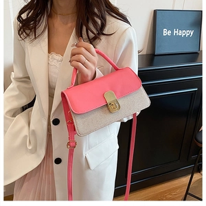 Détails du sac à main contrasté avec rabat en cuir rose et texture tissée beige chic