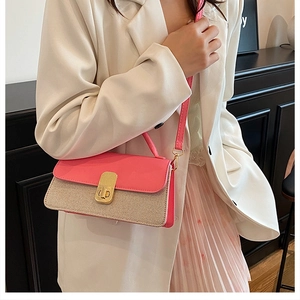 Sac bandoulière bicolore rose et crème avec boucle dorée porté par un mannequin