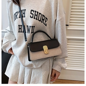 Detail of crossbody small square bag with contrast stitching and gold lock buckle