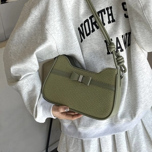 Sac baguette vert olive avec empiècement en cuir tressé et bandoulière nouée élégante