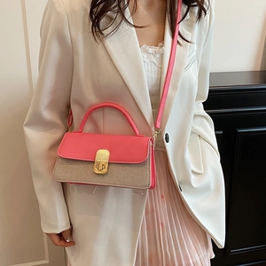 Sac à bandoulière rétro en cuir rose et tissu tissé avec fermoir doré tournant