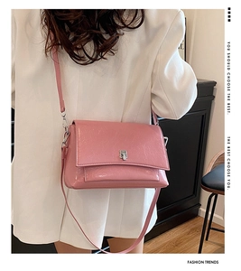Detail der rosa Schultertasche aus Knautschlackleder mit silberner Schließe am Model
