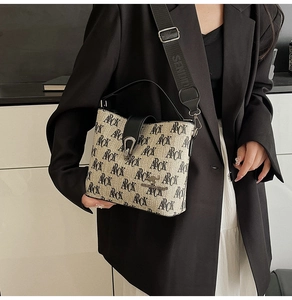 Detailed shot of the printed bucket bag with wide shoulder strap and kangaroo logo