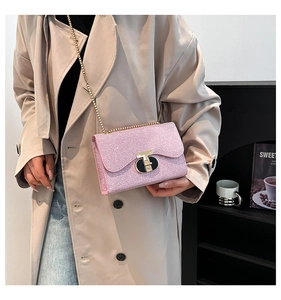 Détail du petit sac carré rose pailleté avec boucle dorée en T et bandoulière chaîne
