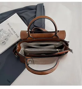 Dettaglio della borsa capiente con scomparti interni a più strati e tasche con cerniera