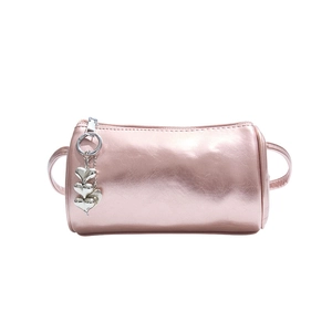 Bolso cilíndrico rosa metalizado con colgante de corazón y acabado en cuero sintético