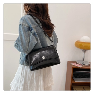 Detailansicht der glänzenden Vintage-Wachsleder-Schultertasche mit silberner Schnalle