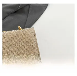 Gros plan sur la texture pailletée dorée et les détails de la chaîne métallique chic