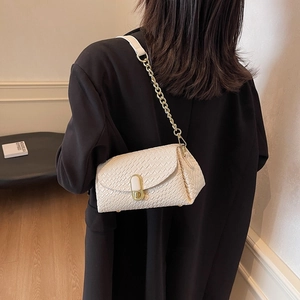 Sac oreiller chic beige tissé avec bandoulière chaîne dorée et fermoir rotatif