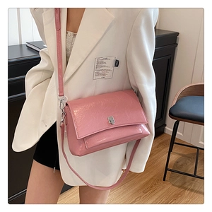 Detailansicht der rosa Schultertasche aus Ölwachsleder mit Knitteroptik und Silberschnalle