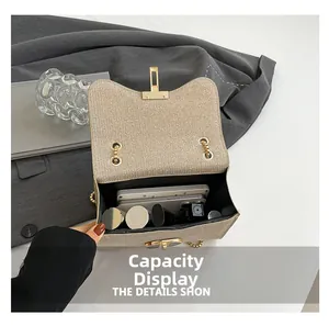 Détail du sac à chaîne champagne ouvert montrant la capacité intérieure et la boucle dorée