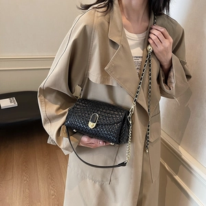Sac bandoulière tissé noir avec chaîne dorée et fermoir métallique tournant