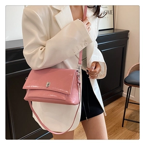 Detailansicht der rosa Schultertasche aus glänzendem Wachsleder mit silbernem Verschluss