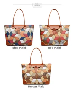 Detalle de bolsos tote de patchwork geométrico en azul, rojo y marrón con cuadros 3D