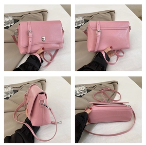 Detailansicht der pinkfarbenen Schultertasche aus Leder mit silberner Metallschnalle