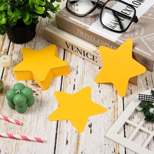 Cartoncini gialli a forma di stella su scrivania in legno per decorazioni per aule