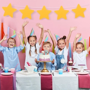 Ghirlanda di stelle di carta gialla per decorazione di bacheche e feste di compleanno