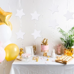 Dettaglio di stelle di carta bianca appese per decorazione di sfondo per feste ed eventi