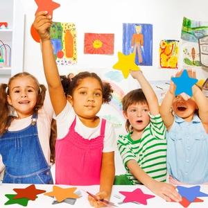 Bambini con stelle di carta colorate da 10cm per decorazioni di bacheche scolastiche