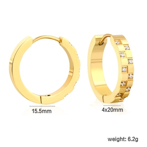 Détail macro de créoles dorées 18K avec incrustation de cristaux CNC quadrillés