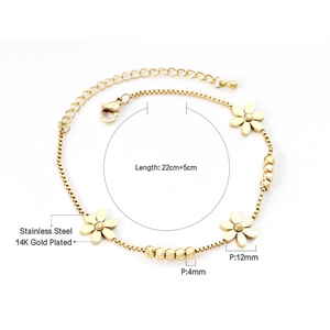 Dettaglio di un bracciale in acciaio inossidabile placcato oro 14K con ciondoli a fiori