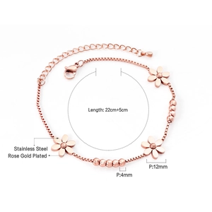 Dettaglio del bracciale in acciaio inossidabile placcato oro rosa con fiori e catena da 22cm
