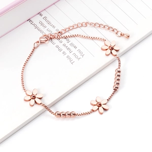 Bracciale a fiori in oro rosa con catena veneziana e ciondoli floreali opachi