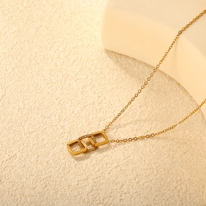 Collana placcata oro 18K con quadrati geometrici intrecciati e micro-intarsi luminosi
