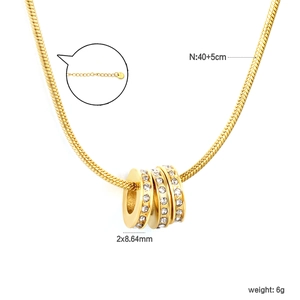 Collier chaîne serpent en acier doré avec pendentif triple anneau serti de cristaux