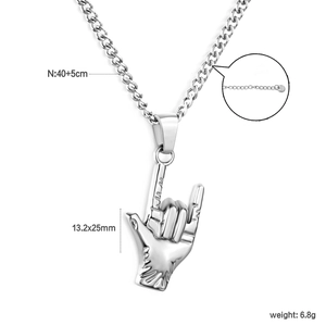 Détail du collier avec pendentif geste argenté, dimensions 40+5cm et pendentif 13,2x25mm